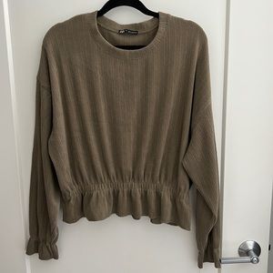 Lightly worn/ high rise sweater from Zara. Size L. Crunch sleeves at wrist